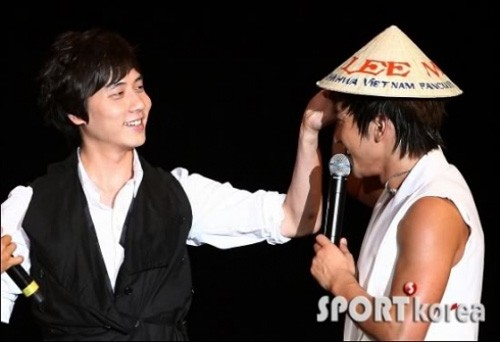 Nam ca sĩ Andy đội nón lá do fan Việt Nam tặng cho Lee Min Woo (thành viên nhóm nhạc Shinhwa).